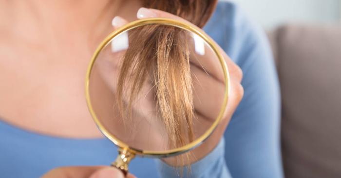 Căderea părului poate semnala probleme cu tiroida, nivelul de fier sau dezechilibre hormonale