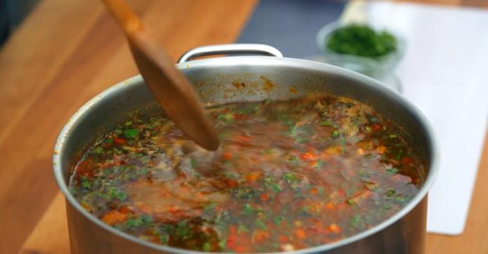 Ciorba din piept de curcan cu legume verzi ajută la slăbit prin densitatea calorică mică și proteina slabă