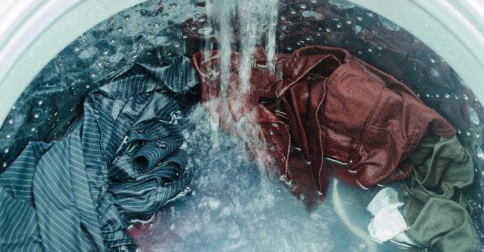 Cum poți salva hainele care au intrat la apă?