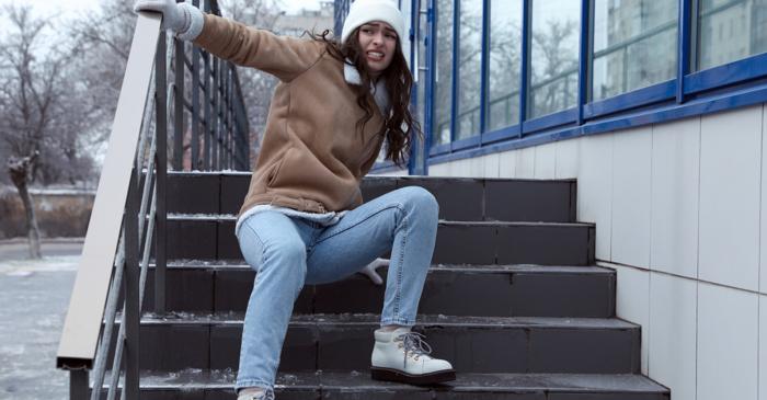 Cum prepari o soluție simplă care topește gheața mai repede decât sarea?