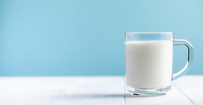 Laptele cald și sarea elimină mirosurile neplăcute din frigider