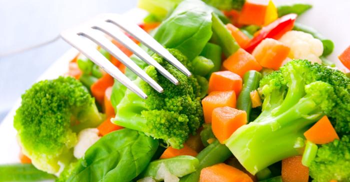 Medicii recomandă adăugarea de legume la fiecare masă pentru reducerea riscului de boli grave