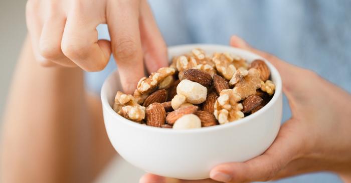 Nucile reduc pofta de dulciuri și fast-food la tinerii cu risc metabolic