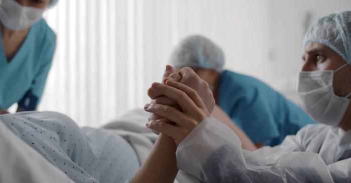 O mamă din SUA a fost declarată clinic moartă timp de un minut după naștere din cauza unei hemoragii severe