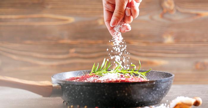O varietate de ingrediente, de la citrice la condimente, poate înlocui sarea în mâncare