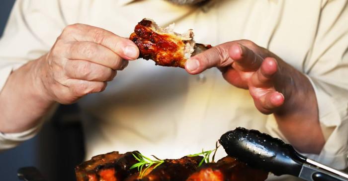 Persoanele care consumă carne au șanse mai mari să ajungă la 100 de ani decât cele cu diete exclusiv vegetale