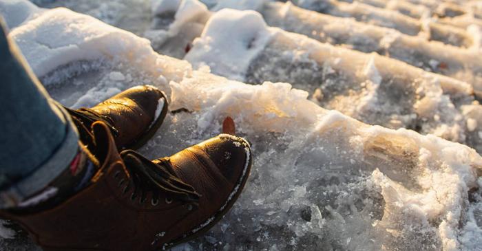 Petele de sare și apă de pe pantofi se îndepărtează cu trucuri simple pentru fiecare tip de material