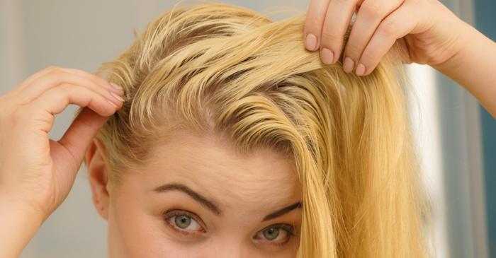 Umiditatea și aburii din baie fac părul gras mai repede decât șamponul greșit