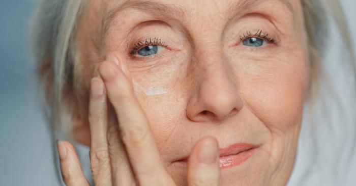 Un chirurg plastician susține că rutina corectă de îngrijire poate reduce vârsta pielii cu cinci ani
