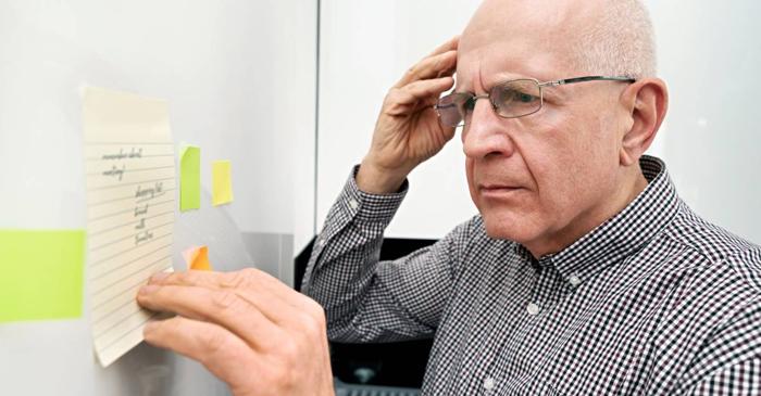 Un neurolog explică când devine uitarea un semn de boală Alzheimer