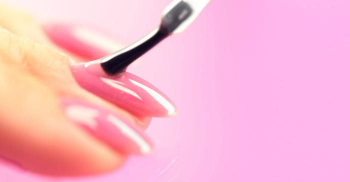 Ce chimicale periculoase din oja de unghii pot ajunge în organism?