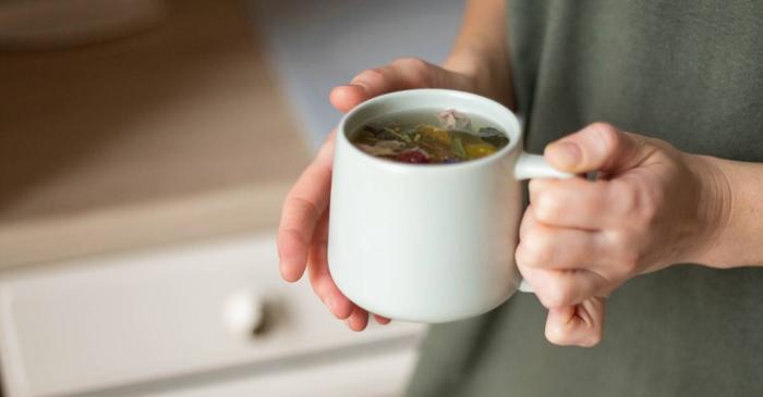 Ce dezvăluie modul în care ții cana de cafea despre sănătatea ta viitoare?