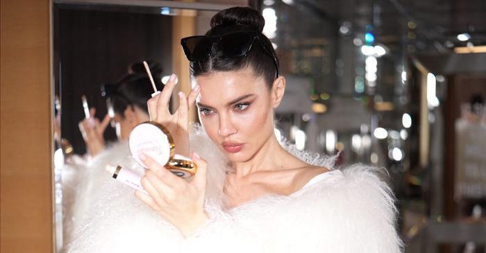 Ce mesaj a vrut să transmită Christina Ich prin fotografia nud cu simbolul crucii?