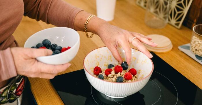 Dietele sănătoase adoptate după 45 de ani prelungesc viața cu până la patru ani