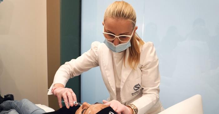 Full Face Reset îmbină toxina botulinică cu acidul hialuronic pentru o rejuvenare echilibrată