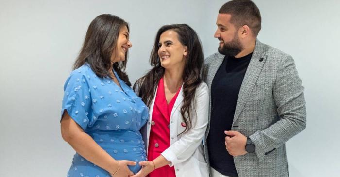 O tânără de 31 de ani devine mamă cu ajutorul ovocitelor donate după ce endometrioza i-a afectat rezerva ovariană