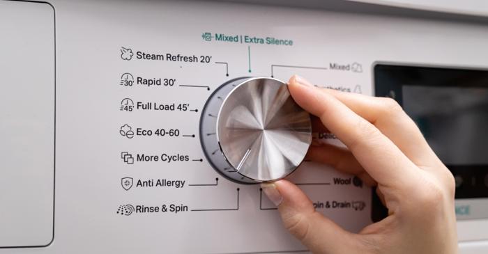 Obiceiul de a spăla rufele la 40 de grade crește inutil factura la electricitate
