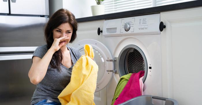 Sarea grunjoasă elimină mirosul neplăcut din prosoapele curate