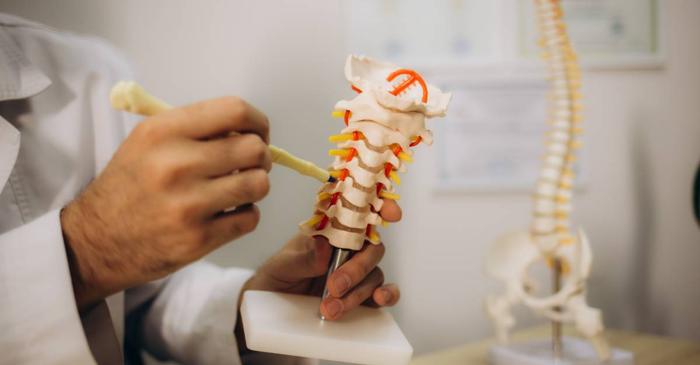 Statul la birou și timpul petrecut în fața ecranelor deformează coloana vertebrală a tot mai mulți copii