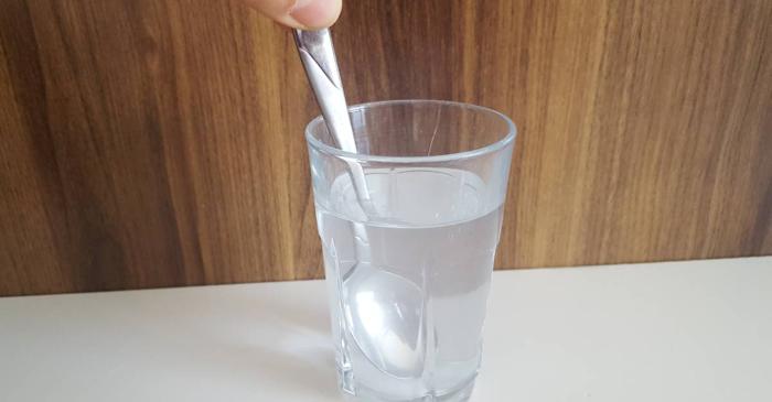 De ce ar trebui să adaugi sare în paharul cu apă de dimineață?