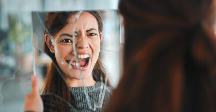 Medicii avertizează că schizofrenia nu apare brusc, ci se dezvoltă în timp cu semne subtile