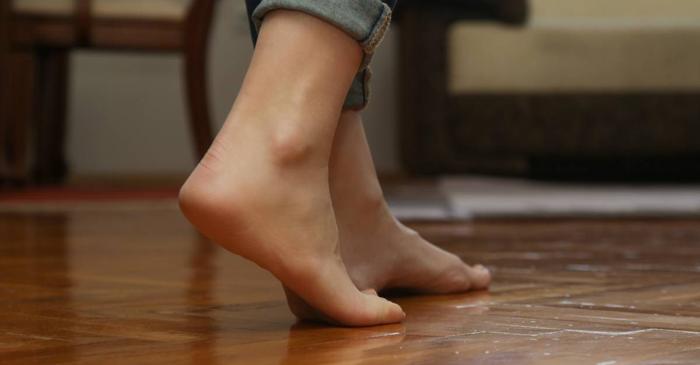 Mersul desculț prin casă poate cauza afecțiuni dureroase ale picioarelor