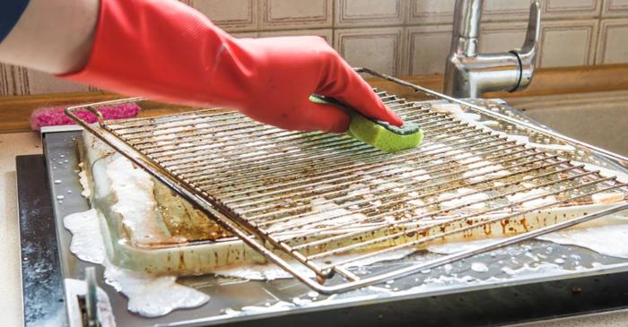O soluție cu oțet și bicarbonat de sodiu dizolvă grăsimea arsă de pe grătarul cuptorului fără frecare