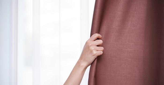 Perdelele murdare afectează calitatea aerului din casă și sănătatea familiei