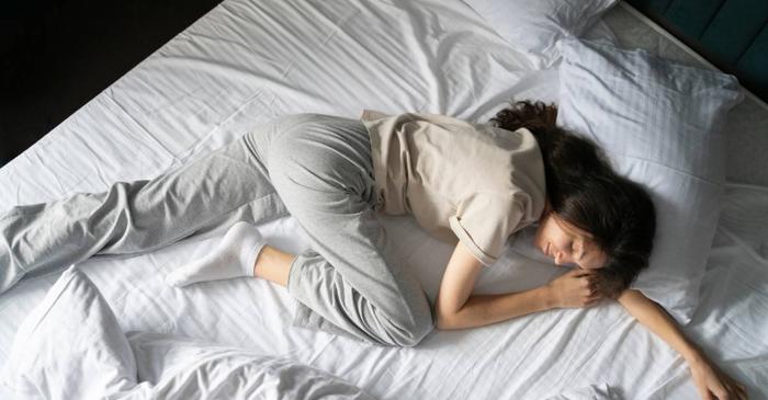 Poziția flamingo în somn poate semnala o flexibilitate crescută a articulațiilor, nu neapărat stres