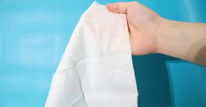 Șervețelele dezinfectante deteriorează lemnul, ecranele și suprafețele din piatră naturală