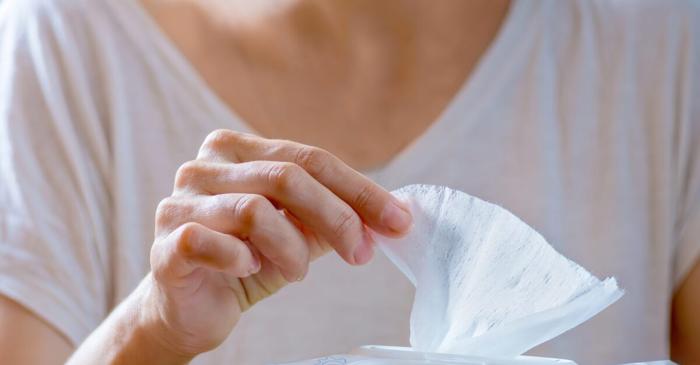 Șervețelele dezinfectante pot deteriora lemnul, piatra naturală și ecranele electronice