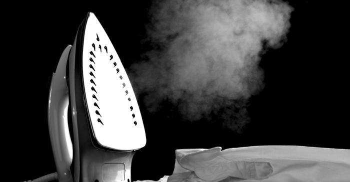 Un cub de gheață adăugat în uscător netezește hainele șifonate în câteva minute