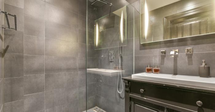 Un ingredient comun din bucătărie elimină petele de calcar de pe ușa de la duș