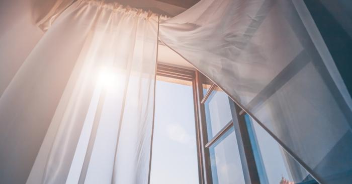 Un truc vechi cu zahăr face perdelele apretate și te scapă de fierul de călcat