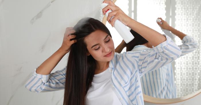 Un truc viral înlocuiește șamponul uscat în doar cinci minute