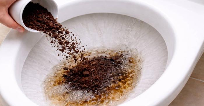 Zațul de cafea în toaletă poate bloca conductele din locuințe