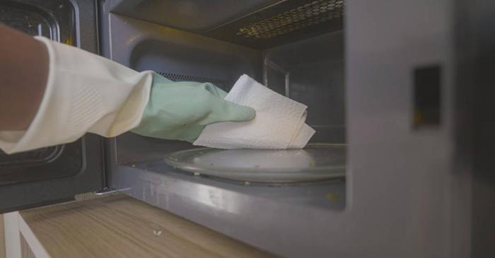 Aburul înmuie depunerile din cuptorul cu microunde fără frecare intensă