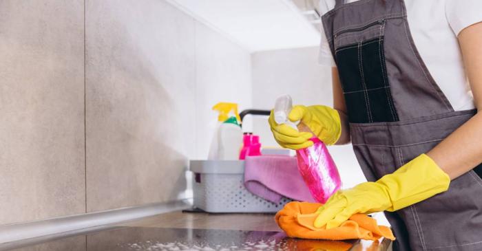 Amestecarea produselor de curățenie eliberează vapori toxici în locuință