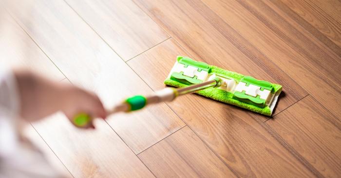 Balsamul de rufe și miezul de nucă elimină zgârieturile fine de pe parchet