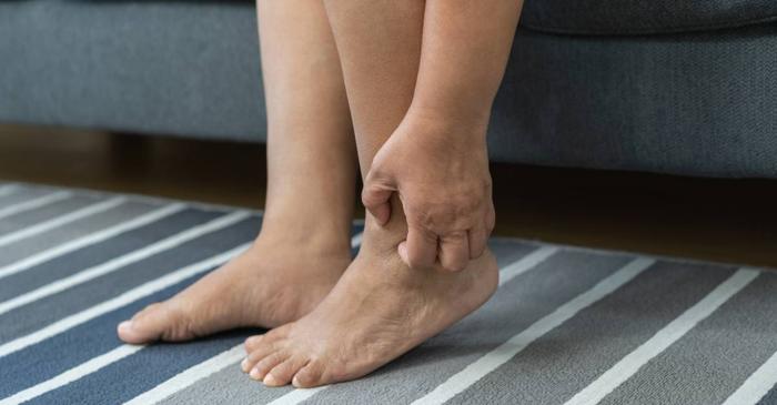 Ce afecțiuni grave poate semnala o mâncărime persistentă a picioarelor?