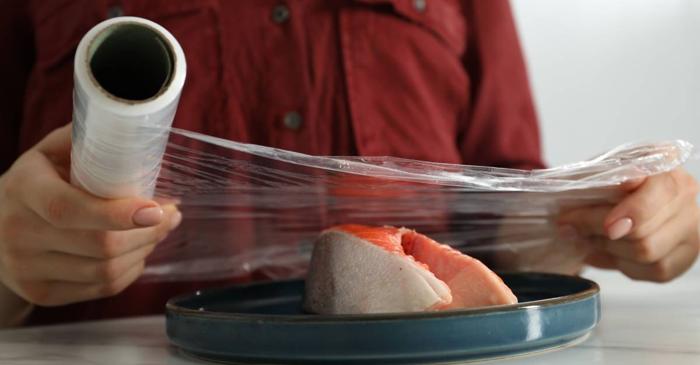 Ce tip de alimente nu ar trebui să intre niciodată în contact cu folia alimentară?