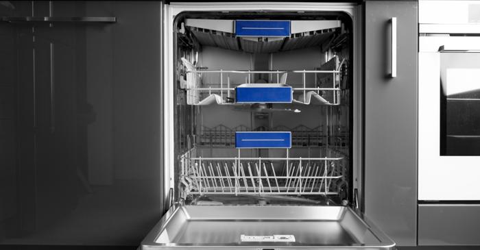 Clătirea vaselor înainte de a fi puse în mașină reduce eficiența spălării