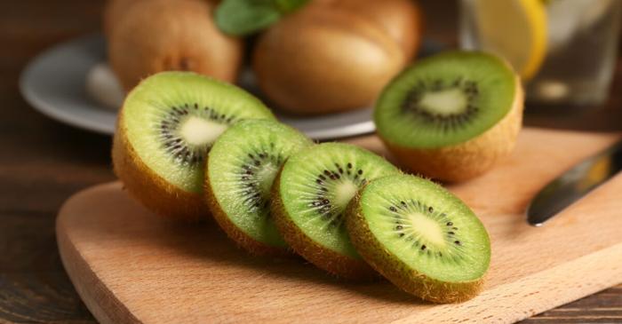 Coaja de kiwi, adesea aruncată, conține mai multe fibre și antioxidanți decât pulpa