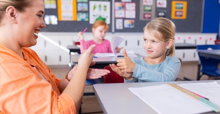 Copiii cu deficiență de auz învață diferit și au nevoie de medii educaționale adaptate