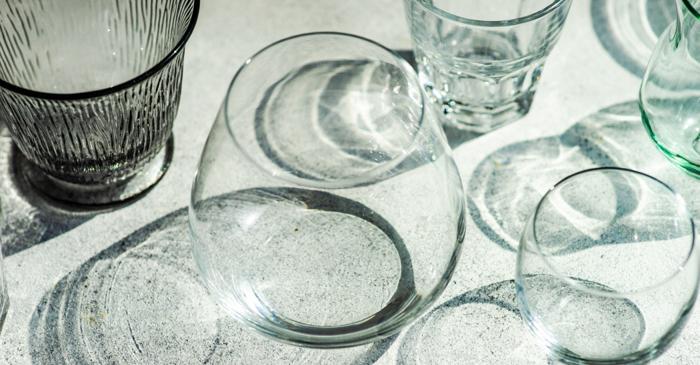 De ce devin paharele de sticlă opace chiar și după ce le speli?