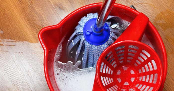 Detergentul de vase poate înlocui soluțiile scumpe pentru pardoseală