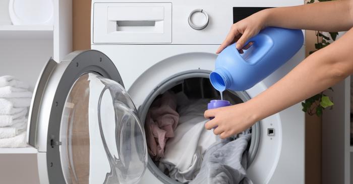 Excesul de detergent afectează hainele și deteriorează mașina de spălat