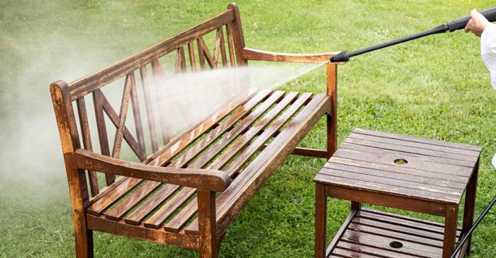 Mobilierul de grădină din teak își recapătă culoarea aurită cu trei pași simpli