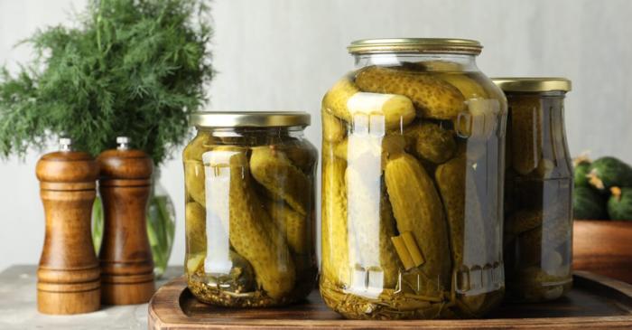 Murăturile în saramură susțin digestia și imunitatea, spre deosebire de cele în oțet