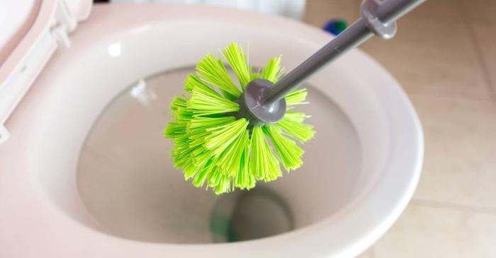O greșeală frecventă transformă peria de toaletă într-un focar de bacterii